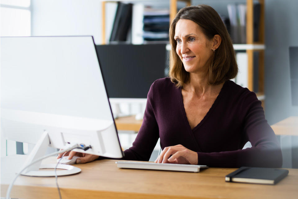 Business woman desktop computer smiling pharma 960x640